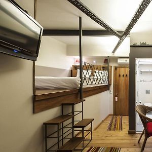 Kamer met een King Size Bed op de Hoek